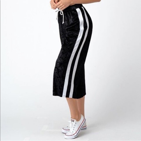 Wide Leg Cropped Crushed Velvet Loungewear Pants - Picture 2 of 3